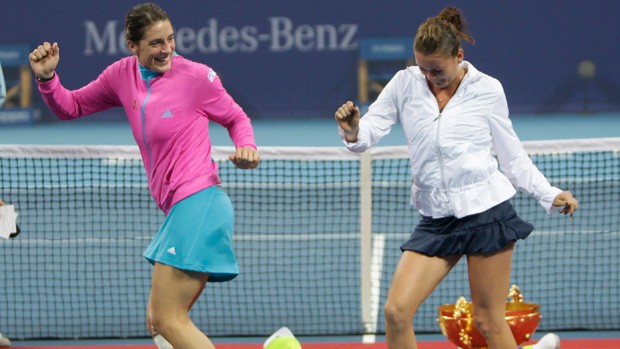 Tenis - Agnieszka Radwanska e Andrea Petkovic dançam na final do WTA de Pequim (Foto: Reuters)