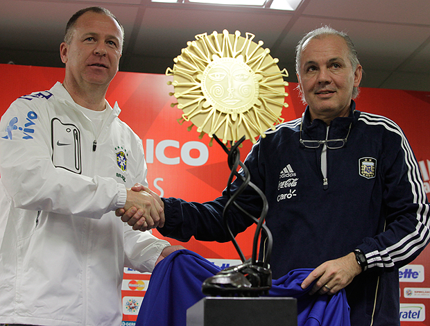 Mano Menezes e Alejandro Saabela taça do Superclássico das Américas seleção brasileira (Foto: Mowa Press)