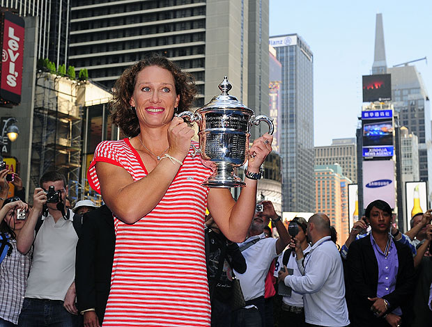 Samantha Stosur posa com o troféu do US Open em Nova York (Foto: AFP)