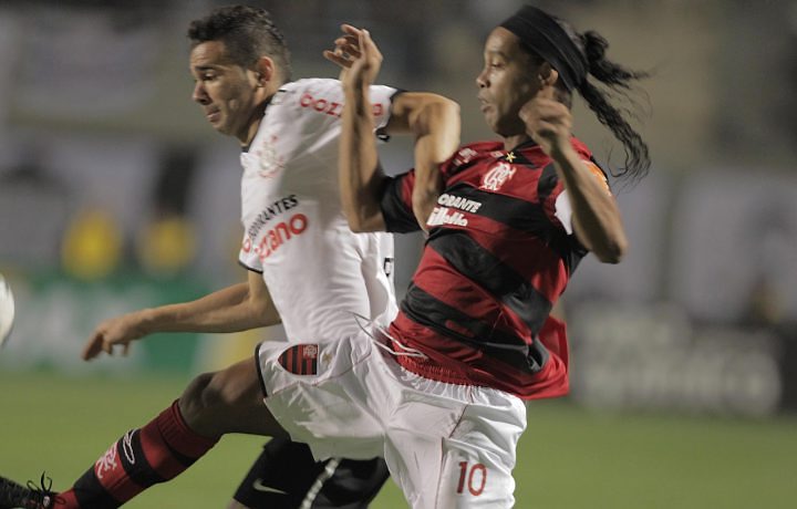 Leandro Castán faz marcação sobre Ronaldinho Gaúcho. Foto: Eliária Andrade/Agência O Globo