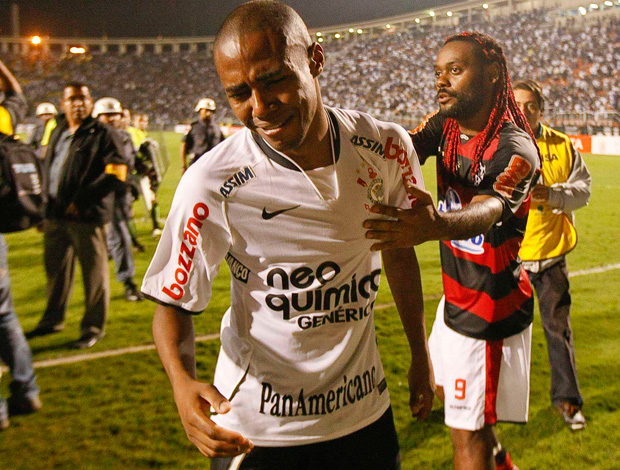 elias corinthians vagner love flamengo libertadores (Foto: Agência Folha Imagem)