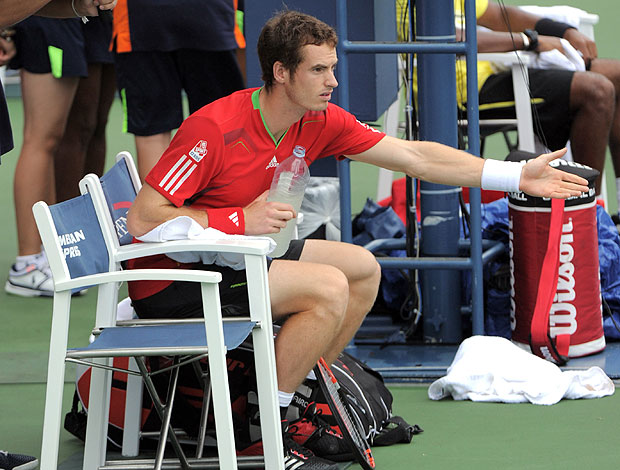 Andy Murray reclama da chuva no US Open (Foto: AFP)