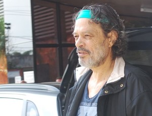 Sócrates na saída do hospital (Foto: Marcos Guerra/Globoesporte.com)