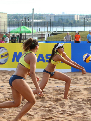 Cearenses Rebecca e Carolina Horta no Mundial Sub-21 de Vôlei de Praia (Foto: Divulgação/FIVB)