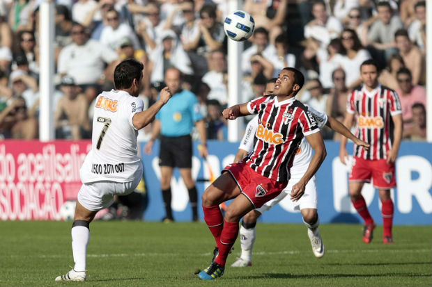 Lucas, do São Paulo, e Henrique, do Santos (Foto: Gaspar Nóbrega / VIPCOMM)