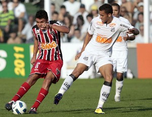 Casemiro, do São Paulo, e Danilo, do Santos (Foto: Gaspar Nóbrega / VIPCOMM)