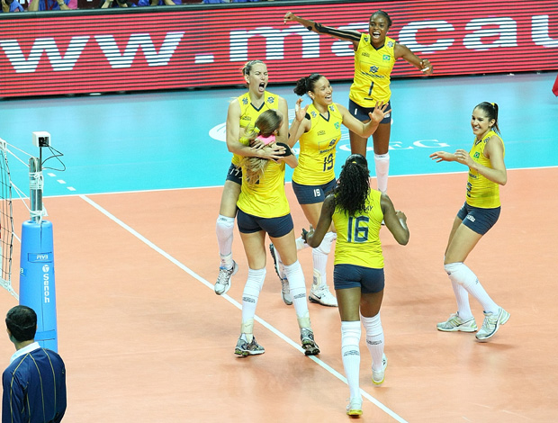 Volei - Brasil comemora contra a Russia (Foto: Divulgação/FIVB)