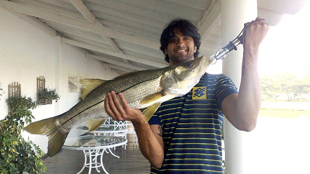 Leandro Vissotto posa com peixe em Saquarema (Foto: Reprodução / Twitter)