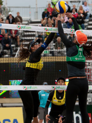 Juliana e Larissa enfrentam Talita e Maria Elisa na Finlândia (Foto: Divulgação/FIVB)