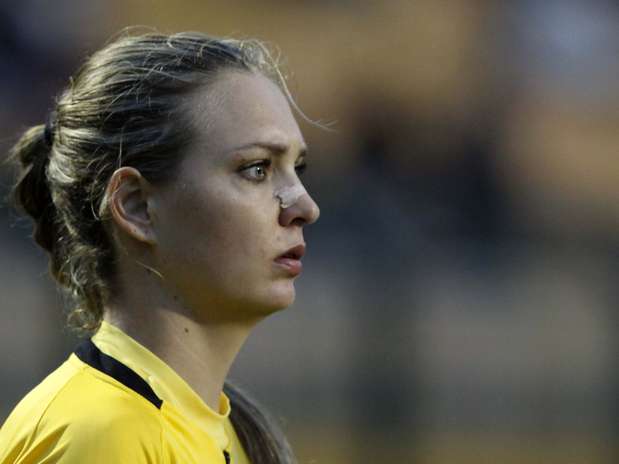 Dentista de formação, a catarinense Nadine Schram Bastos trabalhou como auxiliar de arbitragem no empate por 2 a 2 entre Corinthians e Ceará, nesse domingo, pelo Campeonato Brasileiro, e chamou atenção pela beleza. Veja fotos da atuação da auxiliar:  Foto: Léo Pinheiro/Terra