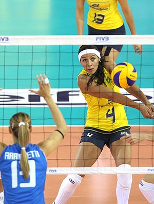 Paula Pequeno na partida do Brasil contra a Itália (Foto: Divulgação / FIVB)