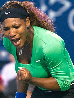 Serena WIlliams comemora ponto sobre  Jie  Zheng (Foto: Reuters)