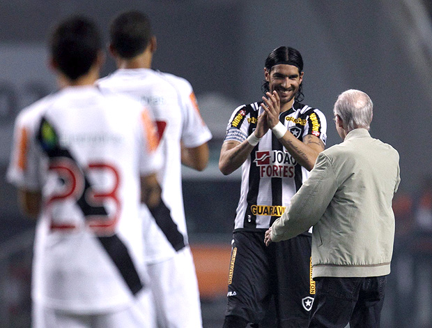 Loco Abreu Zagallo Botafogo x Vasco (Foto: Alexandre Cassiano / Agência O Globo)