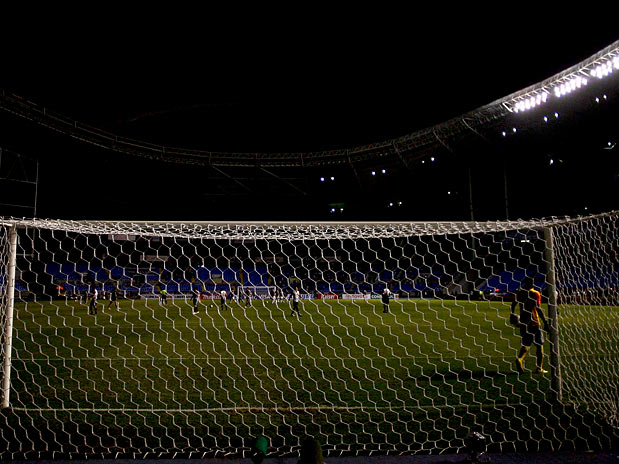 Engenhão fica no escuro após queda de energia antes do confronto entre Fluminense e Libertad, pela Copa Libertadores. Foto: Agência Lance