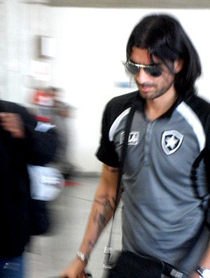 Loco Abreu no desembarque do Botafogo (Foto: Gustavo Rotstein / Globoesporte.com)