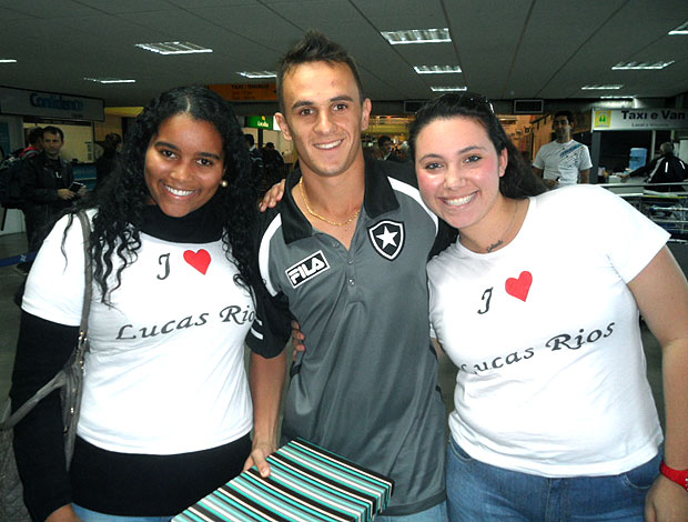 Lucas do Botafogo no desembarque em Florianópolis (Foto: Gustavo Rotstein / Globoesporte.com)