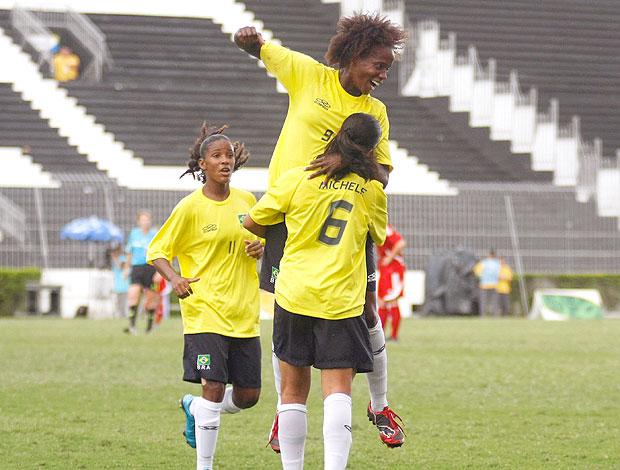 Katia Cilene comemora gol do Brasil contra a Alemanha nos Jogos Militares (Foto: Photocâmera )