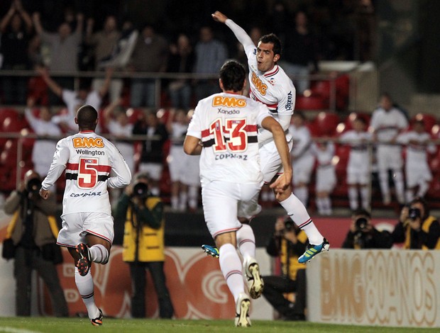 Rhodolfo comemora o gol marcado no Morumbi (Foto: Wander Roberto / VIPCOMM)