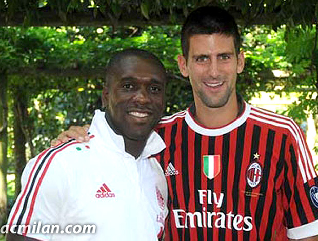 Djokovic ao lado de Seedorf no treino do Milan (Foto: Divulgação / Site Oficial)