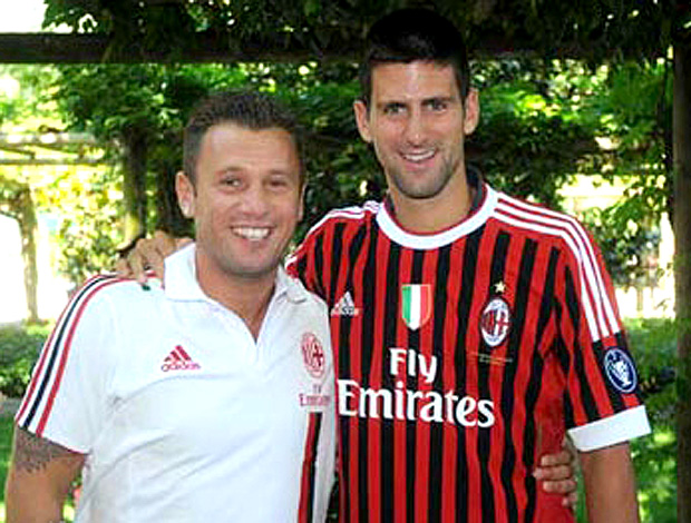 Djokovic ao lado de Cassano no treino do Milan (Foto: Divulgação / Site Oficial)