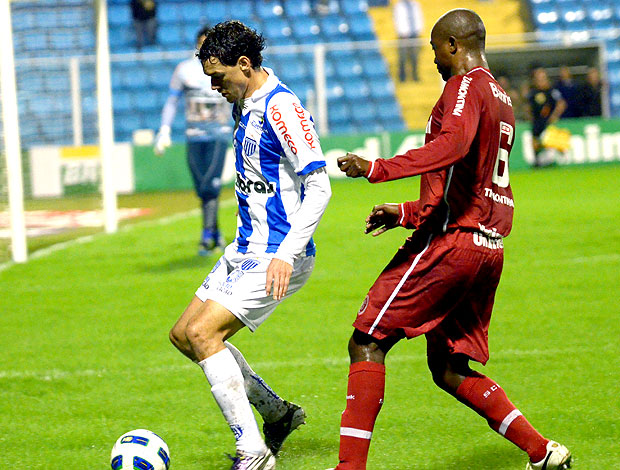 Gustavo Bastos do Avaí no jogo contra o Internacional (Foto: Ag. Estado)