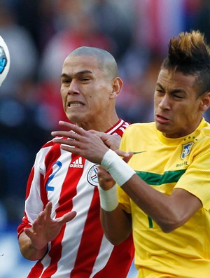 Neymar Brasil Veron Paraguai (Foto: AFP)