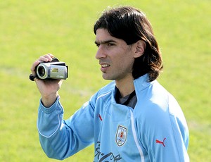 Loco Abreu no treino do Uruguai (Foto: EFE)