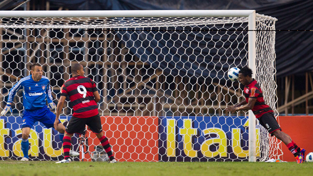 willians flamengo x fluminense (Foto: Alexandre Cassiano /  Globo)