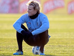 Diego Forlan no treino do Uruguai (Foto: AP)