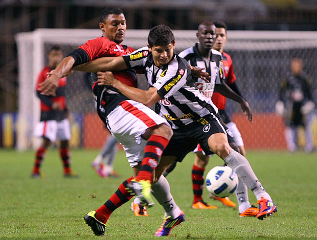 Elkeson do Botafogo no jogo contra o Atlético-GO (Foto: Guilherme Pinto / Ag. O Globo)