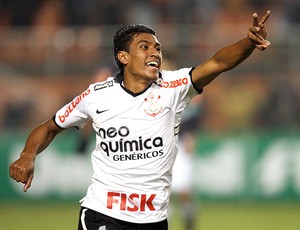 Paulinho comemora gol do Corinthians contra o Vasco (Foto:  JF Diorio / Ag. Estado)