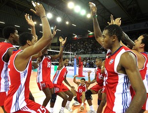 jogadores de Cuba comemoram vitória no vôlei (Foto: FIVB)