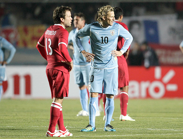 Santiago Acasiete Diego Forlan (Foto: Reuters)