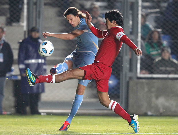 Edinson Cavani Uruguai Walter Vilchez Perú (Foto: Reuters)