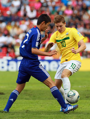 adryan brasil sub 17 akino japão cartão amarelo (Foto: Agência EFE)