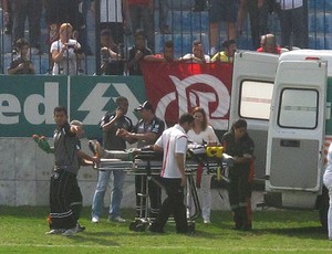 Jairo, atacante do Botafogo recebe atendimento durante jogo de juniores (Foto: Richard Souza / GLOBOESPORTE.COM)