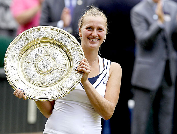 Petra Kvitova com a taça de Wimbledon (Foto: AP)