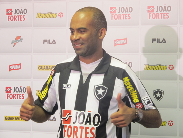 alexandre oliveira botafogo apresentação (Foto: Thiago Fernandes/Globoesporte.com)