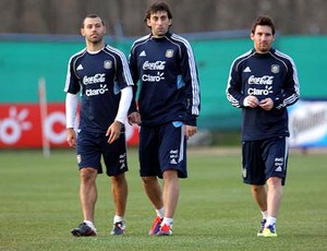 messi mascherano milito argentina treino (Foto: reprodução Facebook)