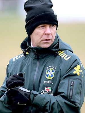 Mano Menezes no treino da Seleção Brasileira (Foto: Mowa Press)