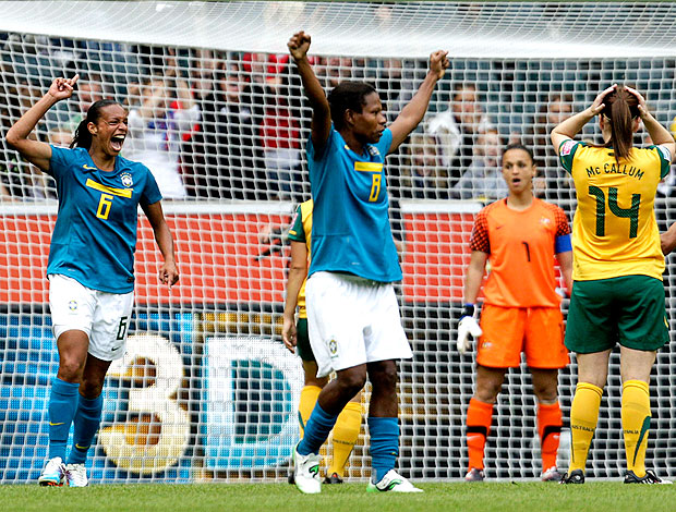 Rosana comemora gol do Brasil contra a Austrália no Mundial (Foto: Reuters)