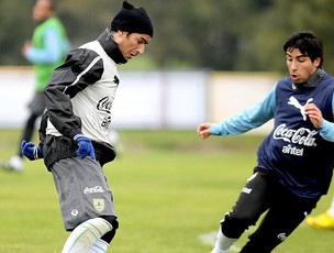 Loco Abreu no treino do Uruguai (Foto: EFE)