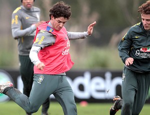 Pato no treino da Seleção (Foto: Mowa Press)