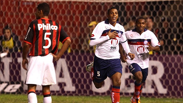 marcone bahia gol atlético-pr (Foto: Geraldo Bubniak / Agância Estado)