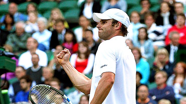 Andy Roddick comemora vitória em Wimbledon (Foto: EFE)