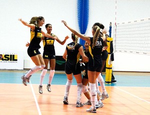 jogadoras comemoram no treino da seleção de vôlei (Foto: Helena Rebello / Globoesporte.com)