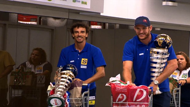 Alison e Emanuel vôlei de praia desembarque (Foto: Reprodução SporTV)