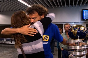 Emanuel e Leila vôlei de praia desembarque 2 (Foto: Reprodução SporTV)