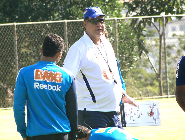 Joel Santana no treino do Cruzeiro (Foto: Lucas Catta Prêta / GLOBOESPORTE.COM)