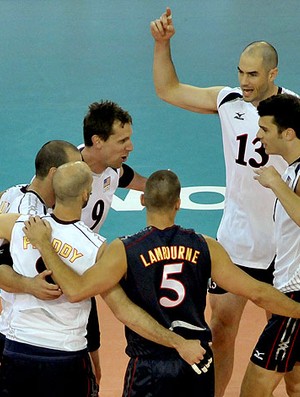 jogadores dos Estados Unidos comemoram vitória sobre a Polônia (Foto: Divulgação / FIVB)